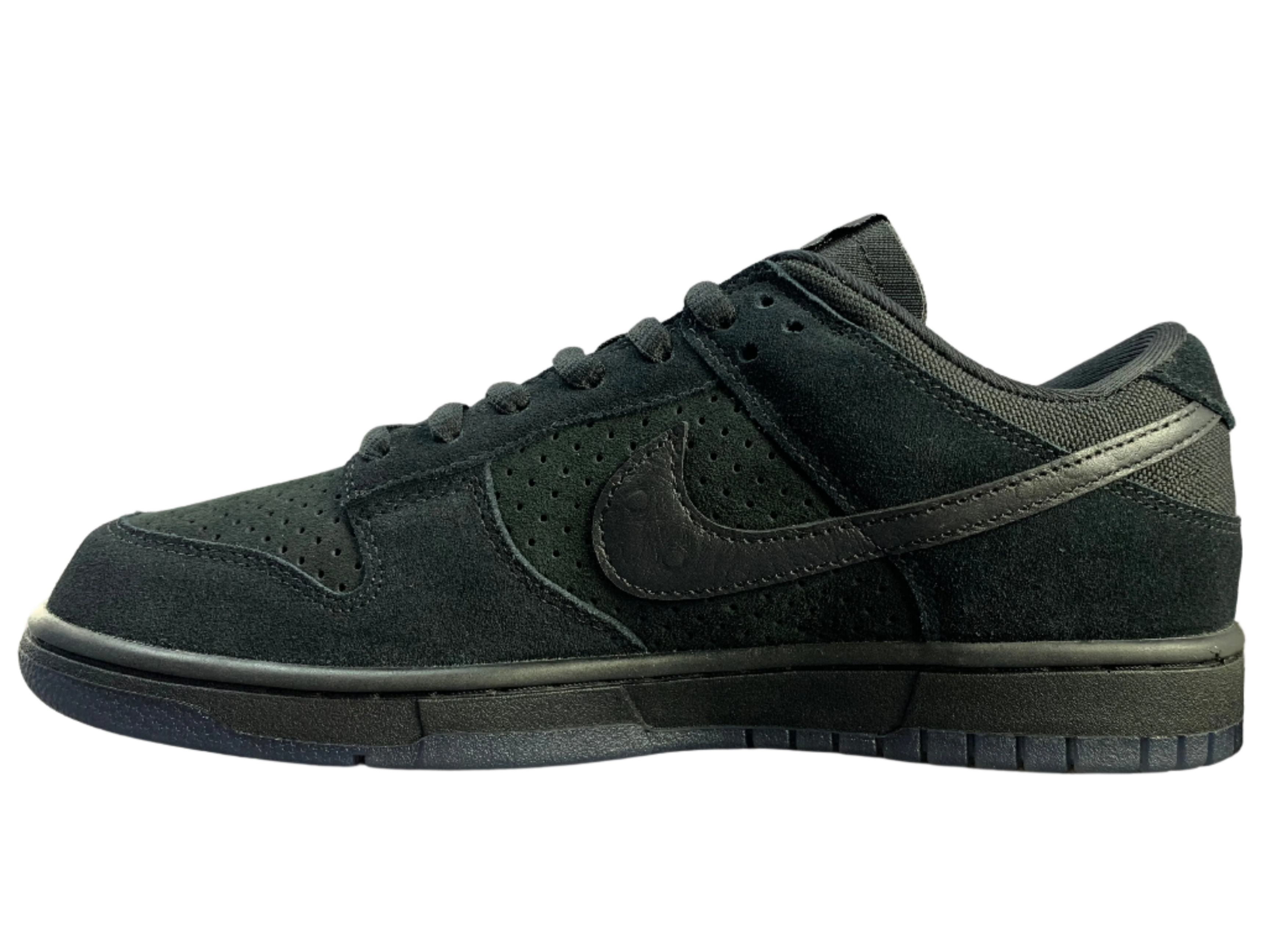 SB Dunk Low x Undefeated - Triple Black