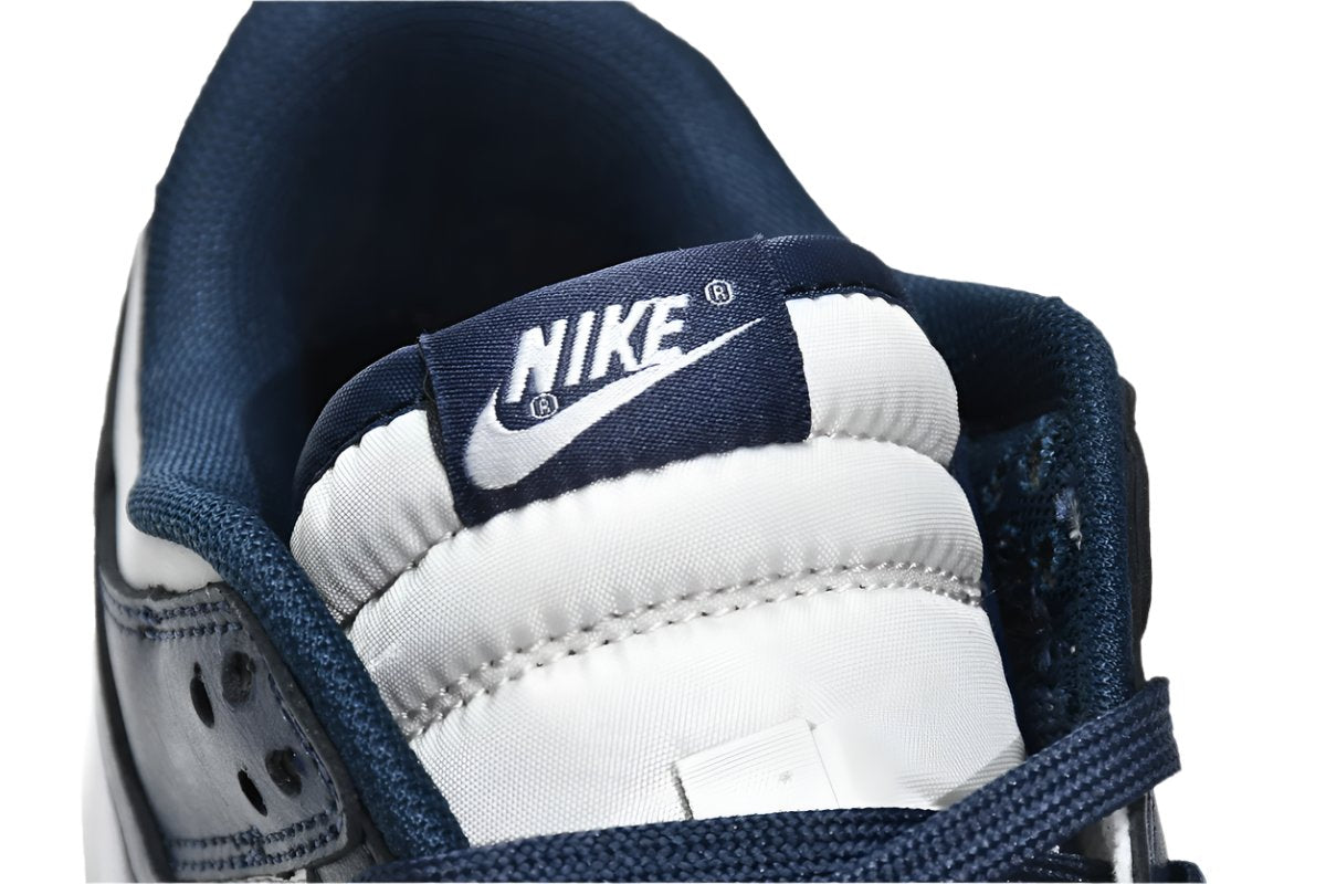 SB Dunk Low - Navy & White