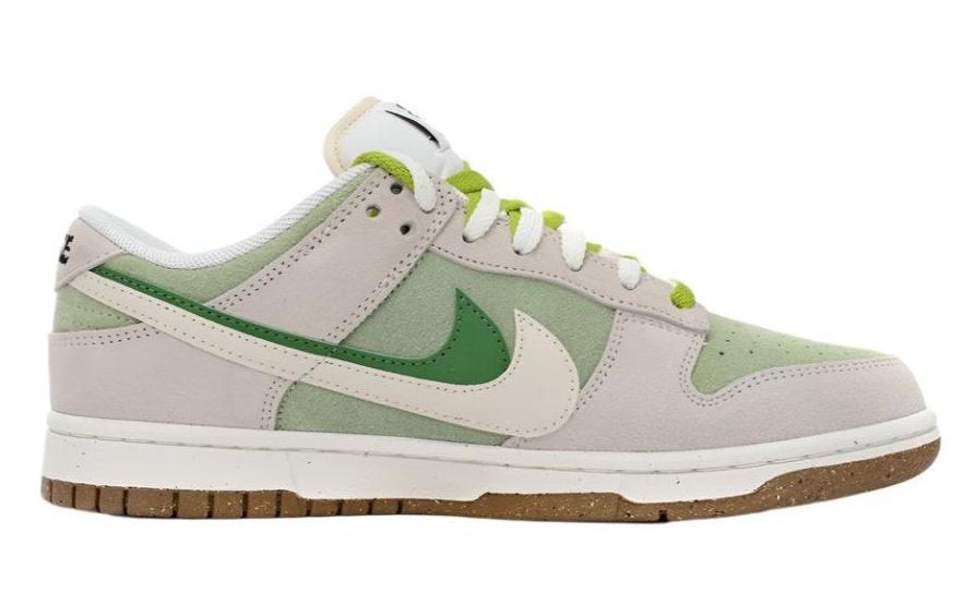 SB Dunk Low – Green Suede